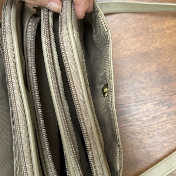 Crossbody 2shoulder bag Leather Patches-tons of sections. Vinyl & gold trim. - Picture 9 of 13